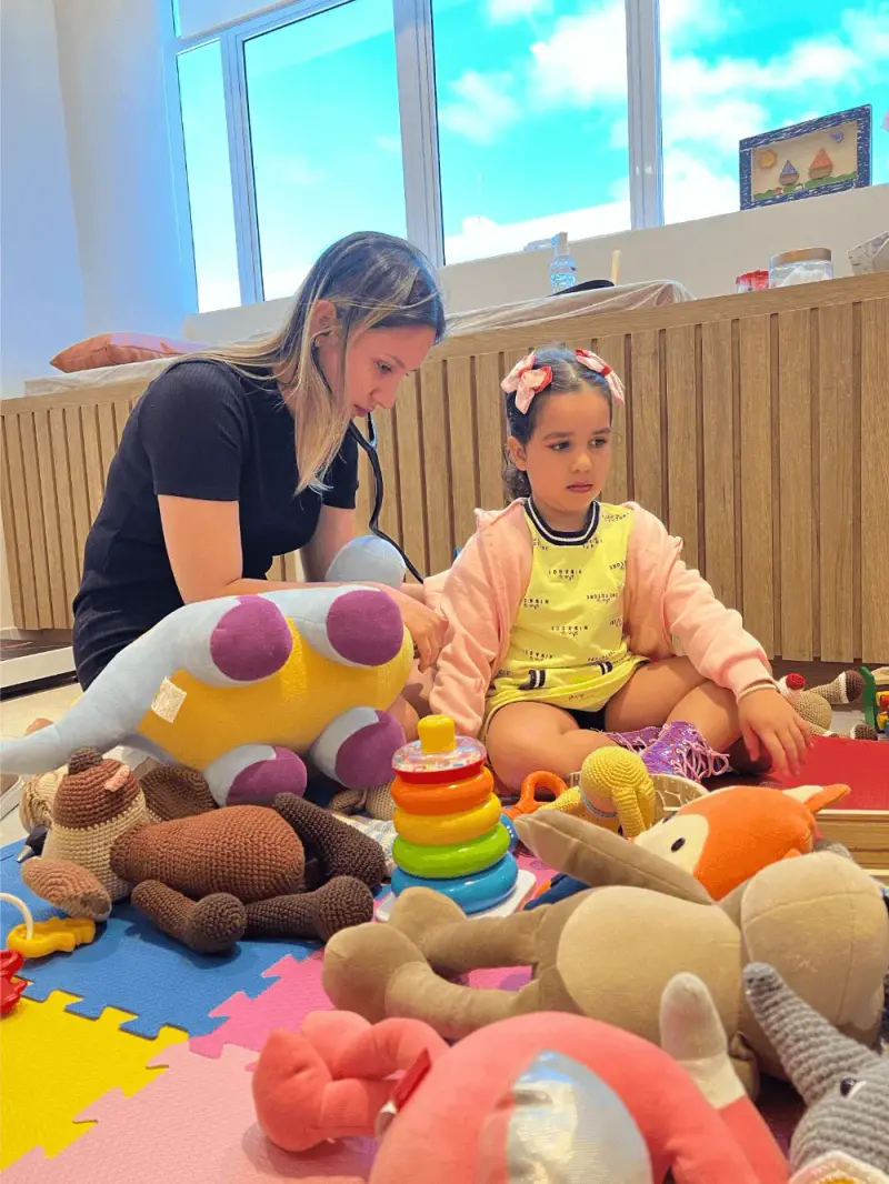 Foto da médica pediatra Dra. Bruna Jovino