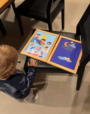 Mãe abraçando seu filho com carinho
